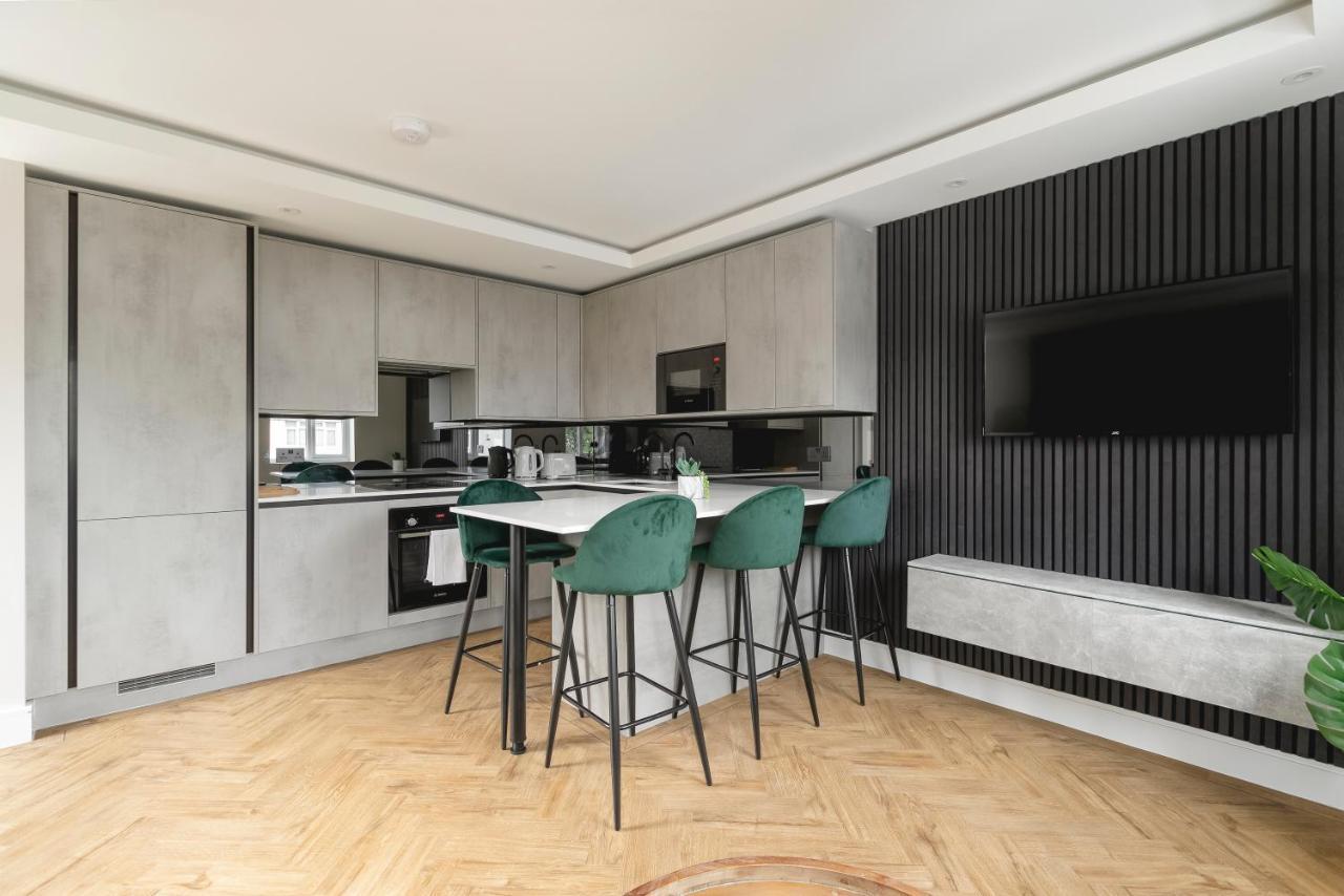 Skyvillion - Cozy Large 4 & 1 Bed Apartments In London Enfield, Mins To Tube Station, Free Wi-Fi Londres Exterior foto