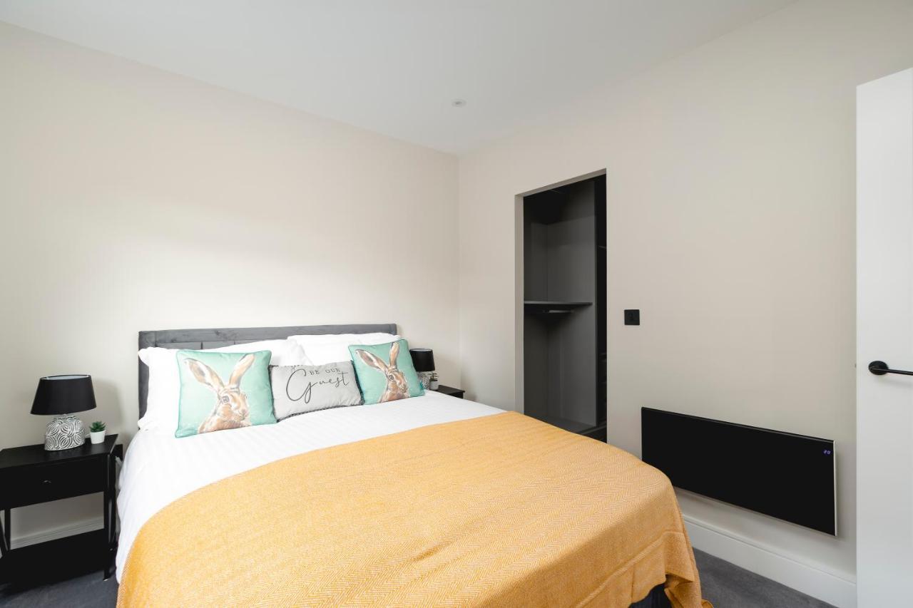 Skyvillion - Cozy Large 4 & 1 Bed Apartments In London Enfield, Mins To Tube Station, Free Wi-Fi Londres Exterior foto