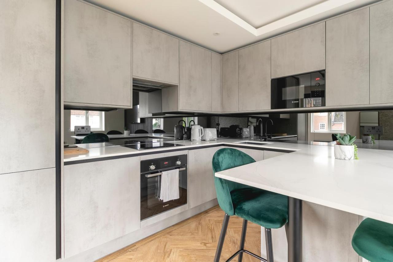 Skyvillion - Cozy Large 4 & 1 Bed Apartments In London Enfield, Mins To Tube Station, Free Wi-Fi Londres Exterior foto