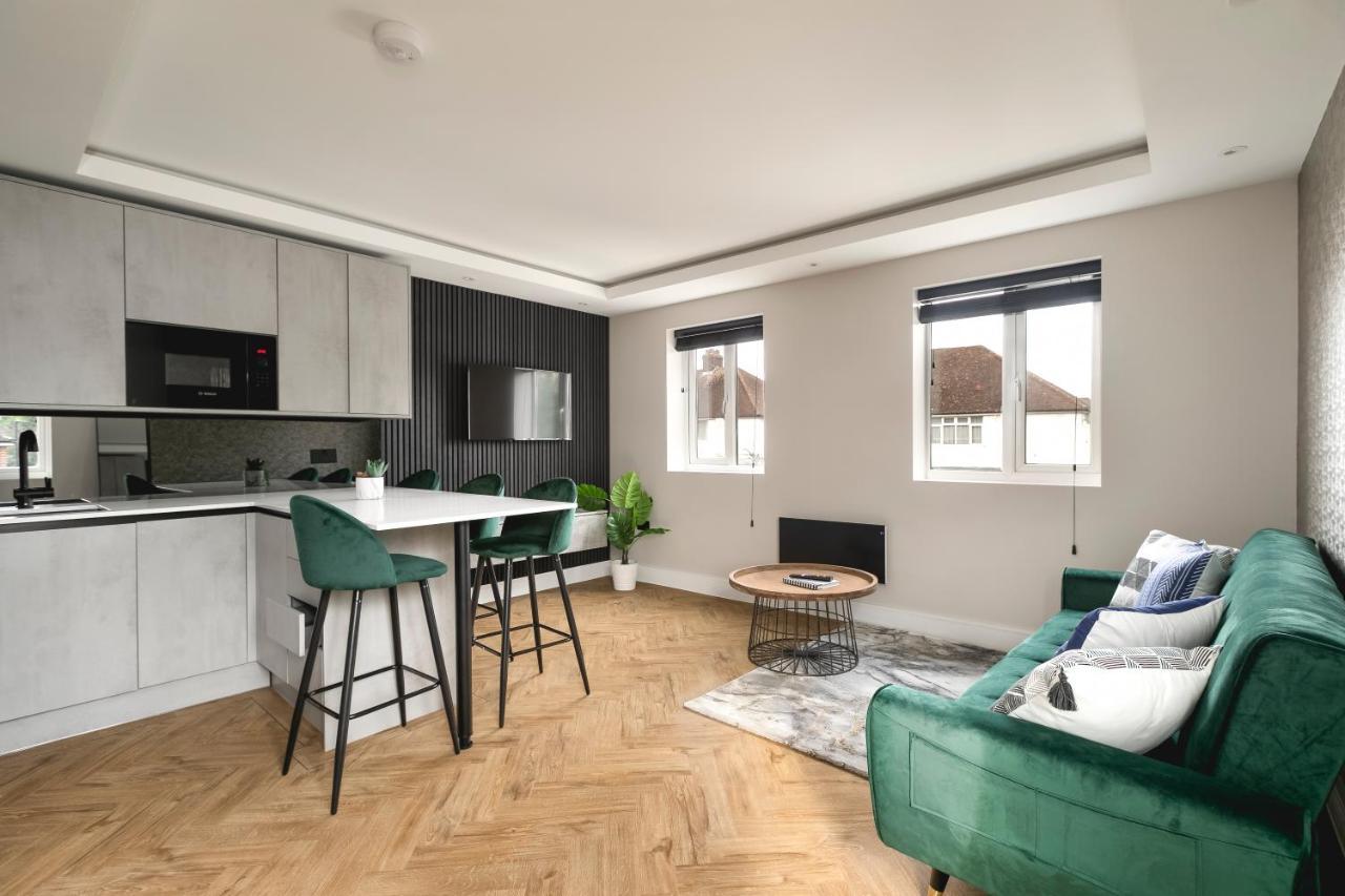 Skyvillion - Cozy Large 4 & 1 Bed Apartments In London Enfield, Mins To Tube Station, Free Wi-Fi Londres Exterior foto