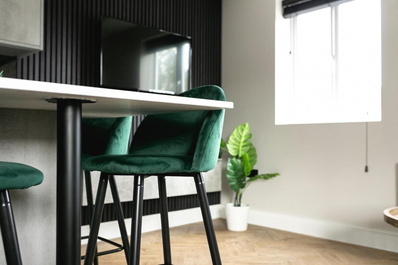 Skyvillion - Cozy Large 4 & 1 Bed Apartments In London Enfield, Mins To Tube Station, Free Wi-Fi Londres Exterior foto