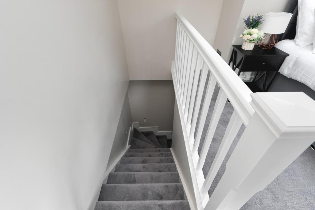Skyvillion - Cozy Large 4 & 1 Bed Apartments In London Enfield, Mins To Tube Station, Free Wi-Fi Londres Exterior foto