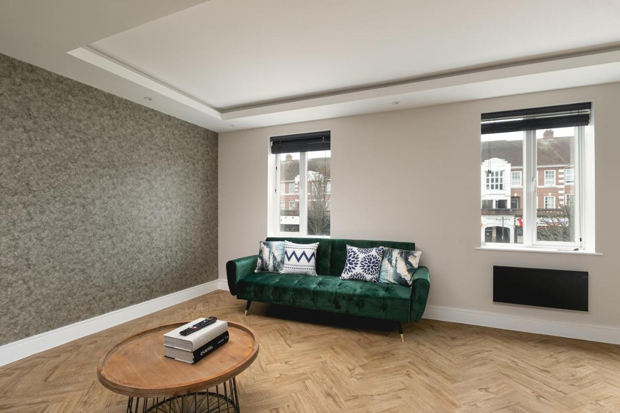 Skyvillion - Cozy Large 4 & 1 Bed Apartments In London Enfield, Mins To Tube Station, Free Wi-Fi Londres Exterior foto