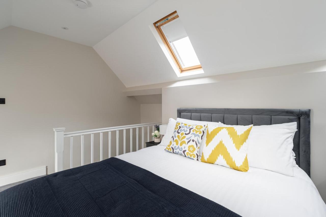 Skyvillion - Cozy Large 4 & 1 Bed Apartments In London Enfield, Mins To Tube Station, Free Wi-Fi Londres Exterior foto