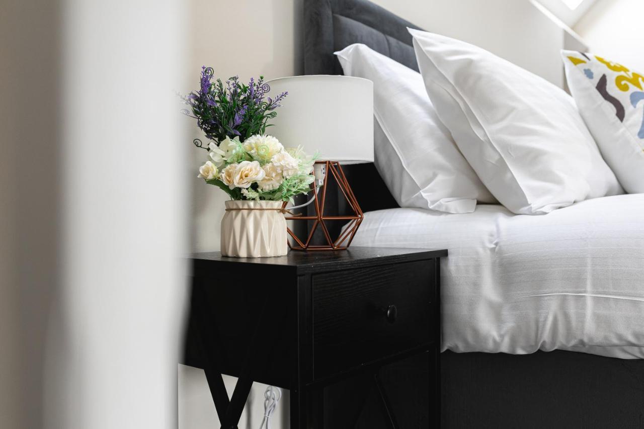 Skyvillion - Cozy Large 4 & 1 Bed Apartments In London Enfield, Mins To Tube Station, Free Wi-Fi Londres Exterior foto