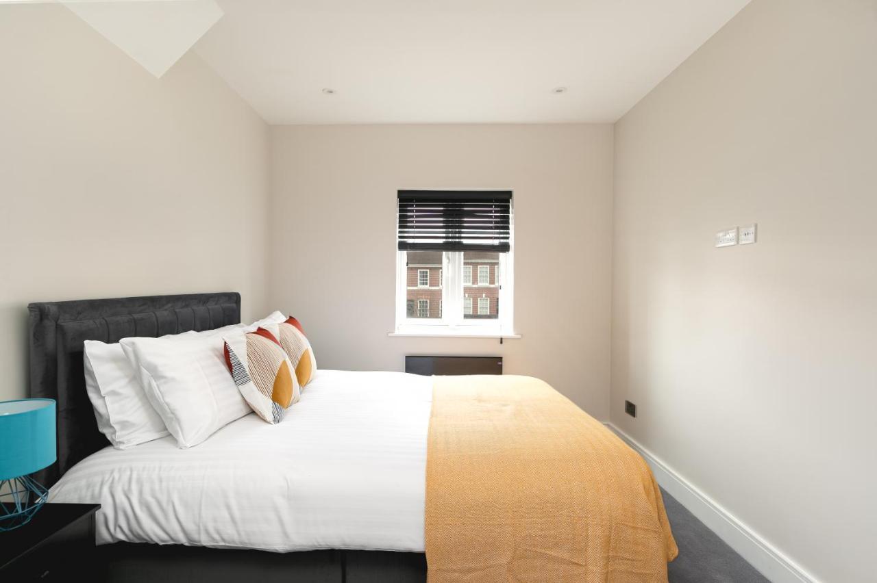 Skyvillion - Cozy Large 4 & 1 Bed Apartments In London Enfield, Mins To Tube Station, Free Wi-Fi Londres Exterior foto