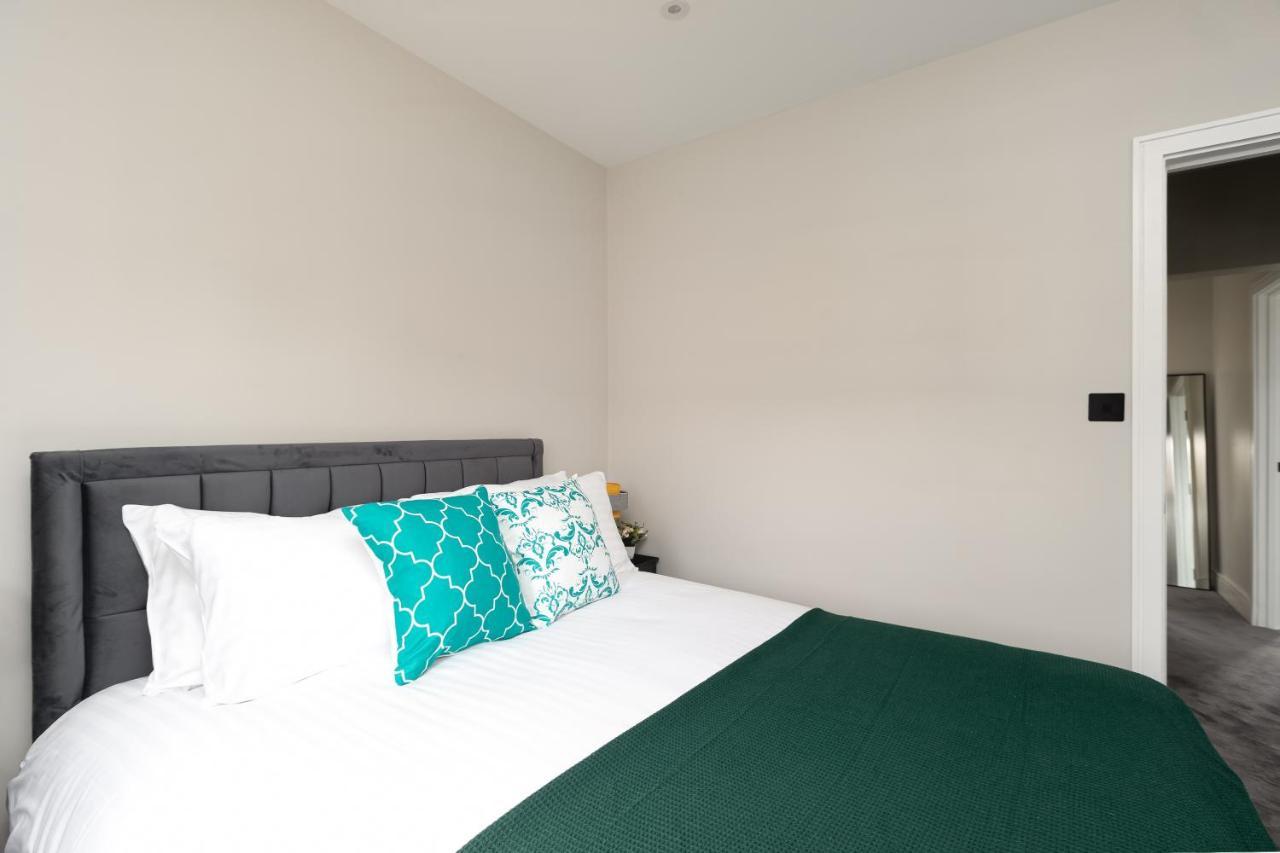 Skyvillion - Cozy Large 4 & 1 Bed Apartments In London Enfield, Mins To Tube Station, Free Wi-Fi Londres Exterior foto