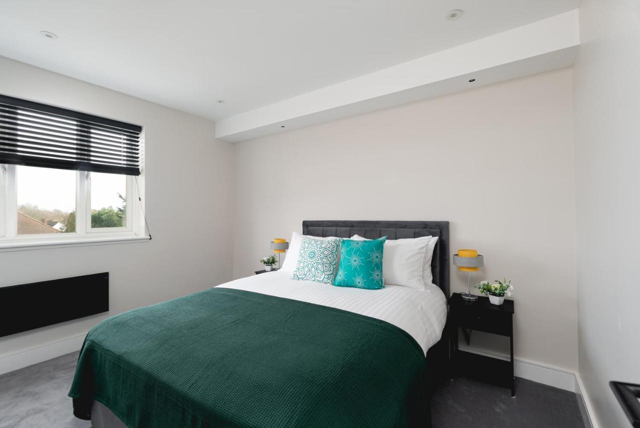 Skyvillion - Cozy Large 4 & 1 Bed Apartments In London Enfield, Mins To Tube Station, Free Wi-Fi Londres Exterior foto