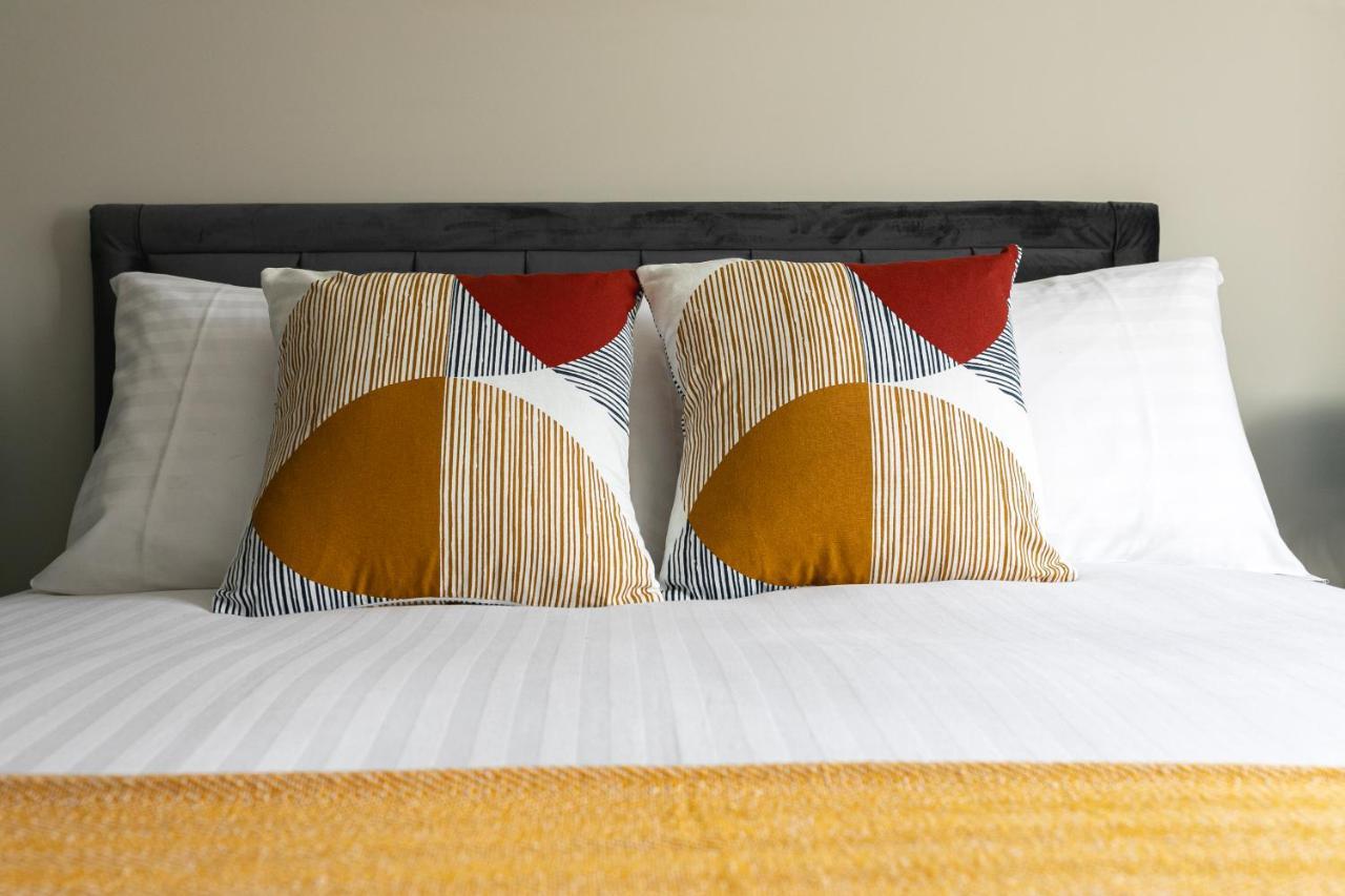 Skyvillion - Cozy Large 4 & 1 Bed Apartments In London Enfield, Mins To Tube Station, Free Wi-Fi Londres Exterior foto