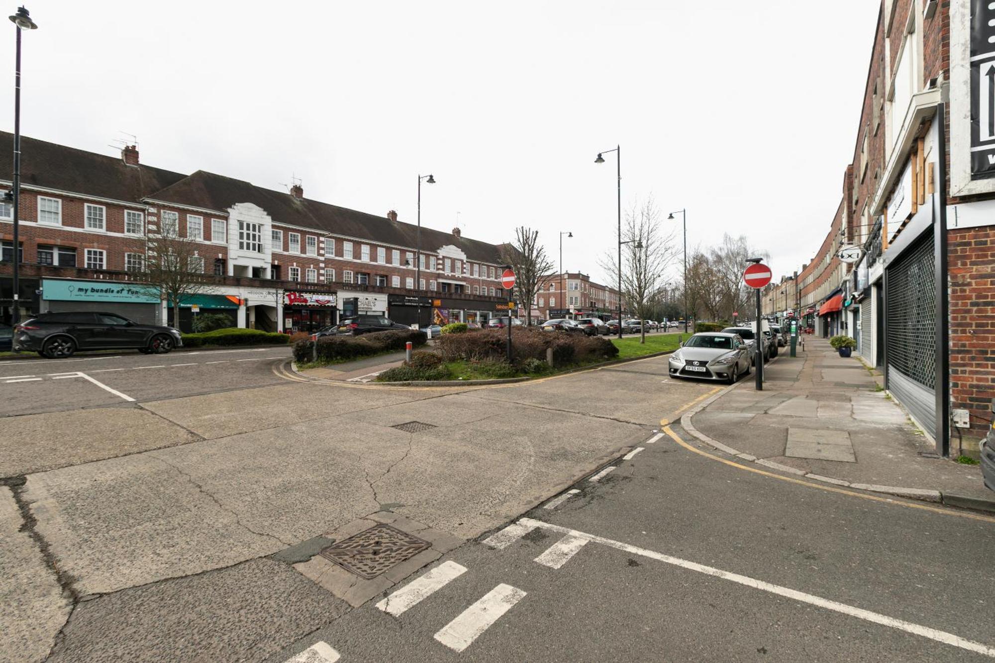 Skyvillion - Cozy Large 4 & 1 Bed Apartments In London Enfield, Mins To Tube Station, Free Wi-Fi Londres Exterior foto